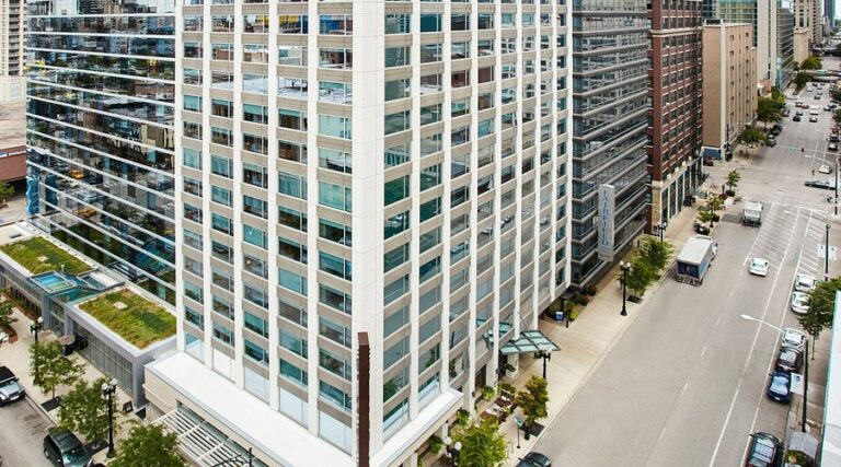 Top 10 Hotels with Free Breakfast in Chicago