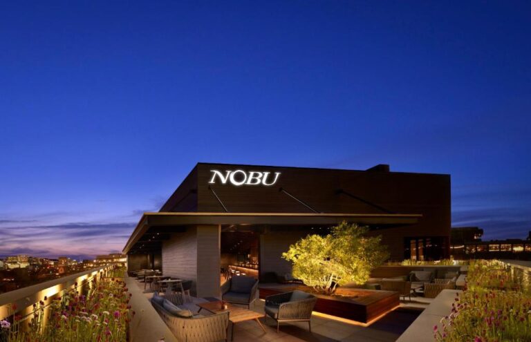 Top 10 Honeymoon Hotels in Chicago