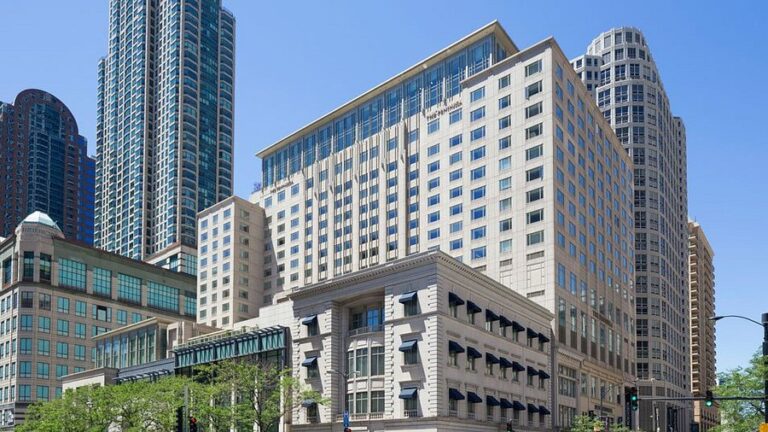 Top 10 Hotels with Rooftop Bars in Chicago